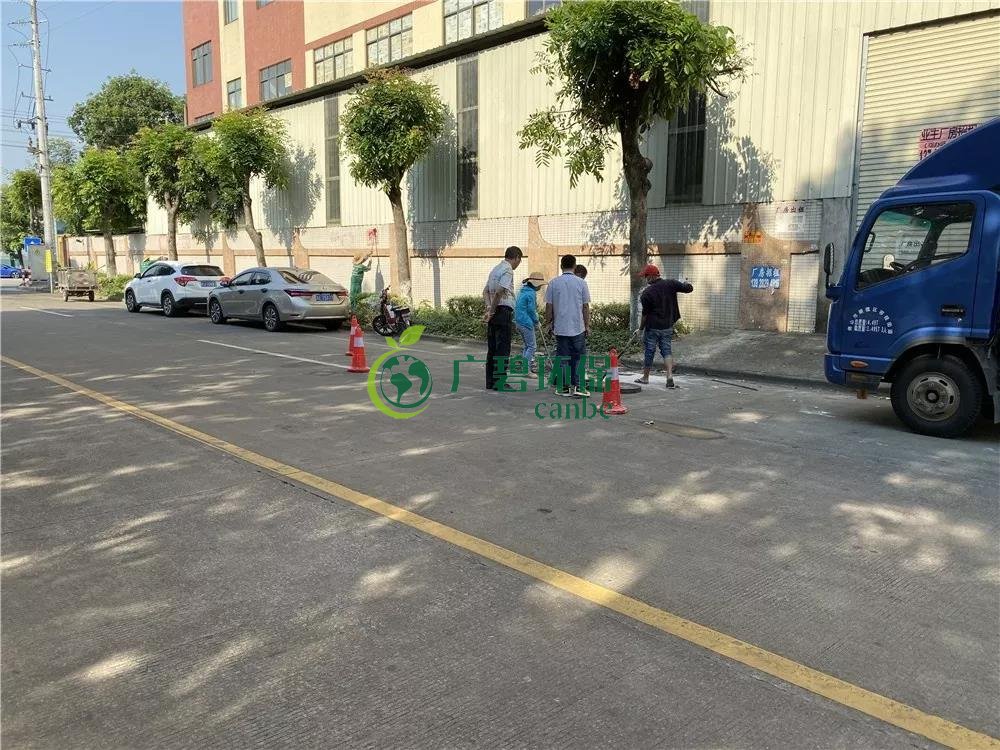 順德（dé）容桂環運（yùn）分局當（dāng）場抓（zhuā）到一（yī）男子偷倒玻璃廢渣到沙井(圖4)