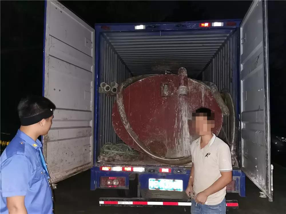 順德容桂環運（yùn）分局當場抓到一男（nán）子偷倒玻璃（lí）廢（fèi）渣到沙井
