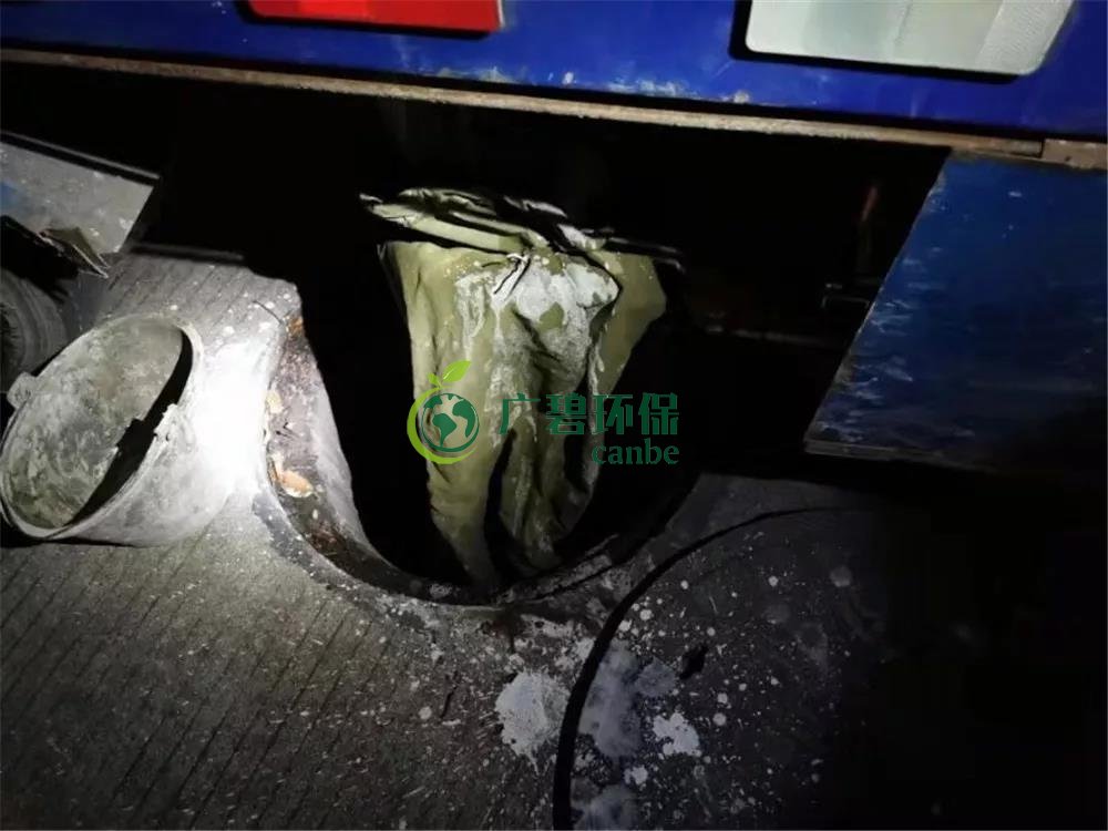 順德容桂環（huán）運分局當場抓到一男（nán）子偷倒玻璃廢渣到沙（shā）井(圖1)